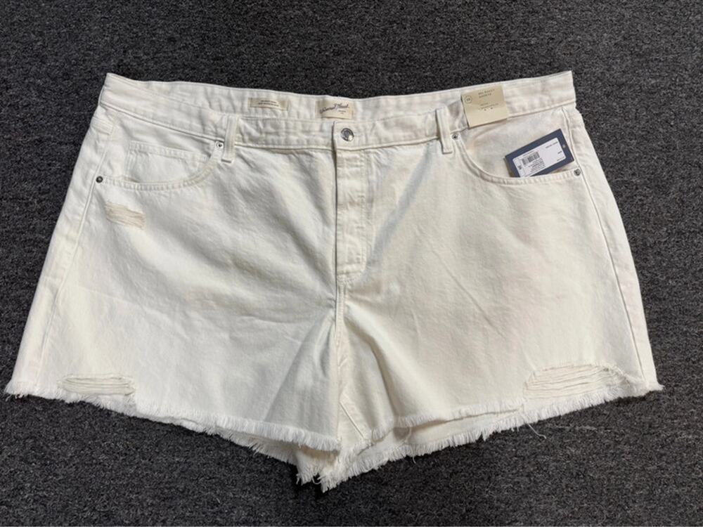 NWT Ladies Universal Thread White Midrise Shorts - Size 26